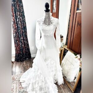**✨ VINTAGE 1970s ILGWU White Lace Ruffled Empire Waist Wedding Dress ✨**